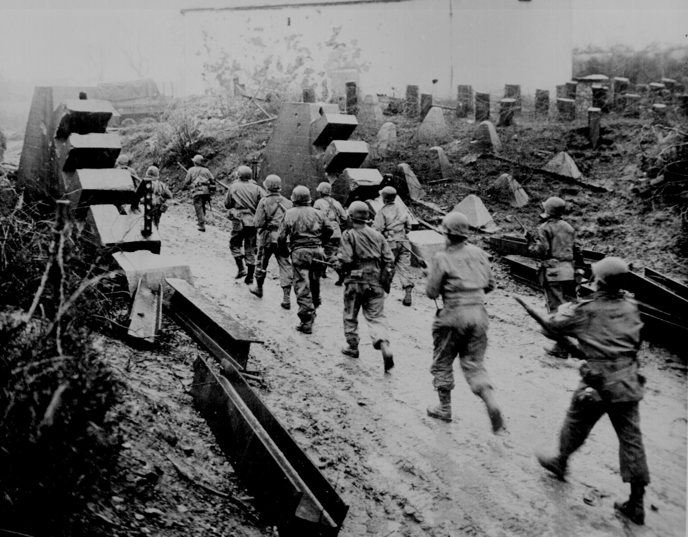 22 - U.S. soldiers crossing the Siegfried Line.jpg